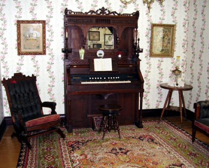 Parlor Organ 